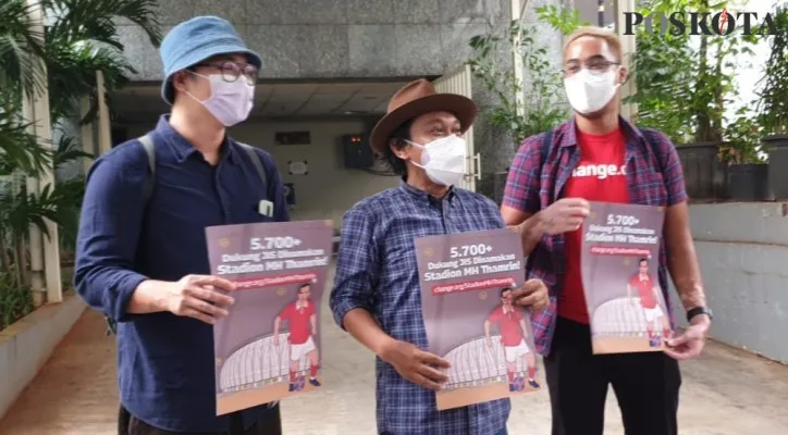 Sejarawan JJ Rizal (tengah) saat hendak menghadang Anies Baswedan di halaman Balai Kota DKI Jakarta. (foto: poskota/aldi)