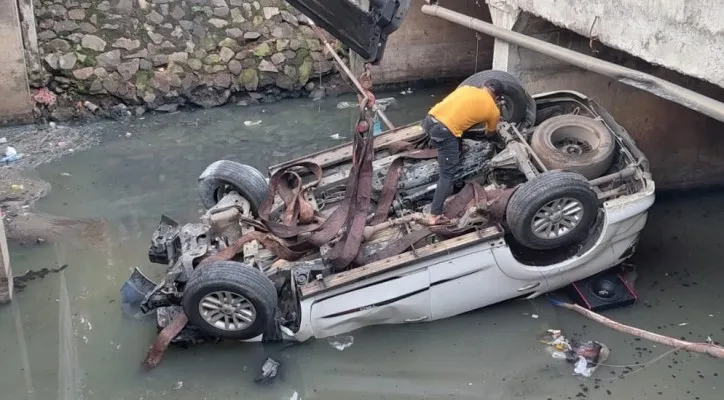 Mobil Toyota Fortuner mengalami kecelakaan tunggal di Jalan KH. Abdullah Syafei, Tebet, Jakarta Selatan. (foto: ist)