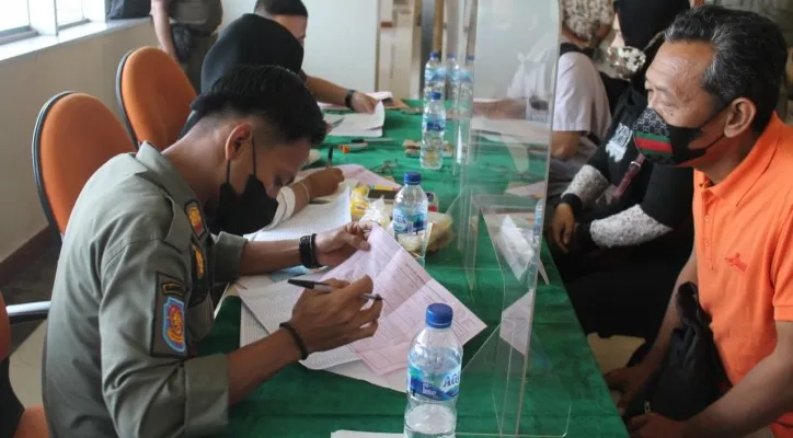 Satpol PP Jakarta Barat saat melakukan sidang yustisi tipiring di kantor Walikota. (Ist)