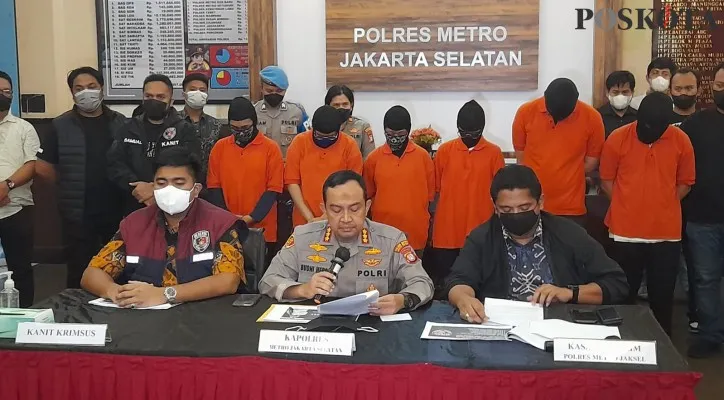 Kapolres Metro Jakarta Selatan Kombes Budhi Herdi Susianto dalam konferensi pers penetapan tersangka kasus Holywings di Lobby Polres Metro Jakarta Selatan, Jumat (24/6/2022). (Foto: Poskota/ Zendy Pradana)