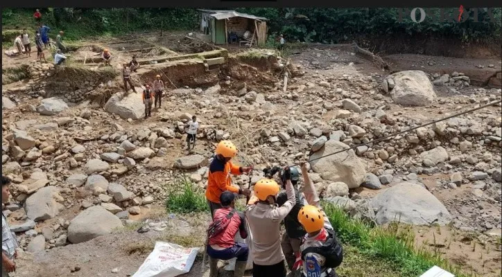 Relawan Bentangkan Tali Sling Untuk Salurkan Bantuan ke Kampung Tanjungsari Bogor Yang Terisolir (panca)