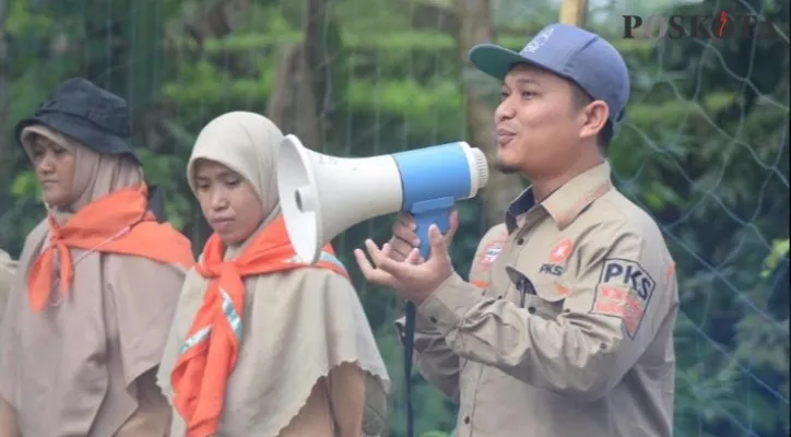 Ketua DPD PKS Pandeglang, Tubagus Asep Rafiudin saat persiapan gerakan peduli lingkungan, tanam pohon di Gunung Aseupan. (Foto: Samsul Fatoni).