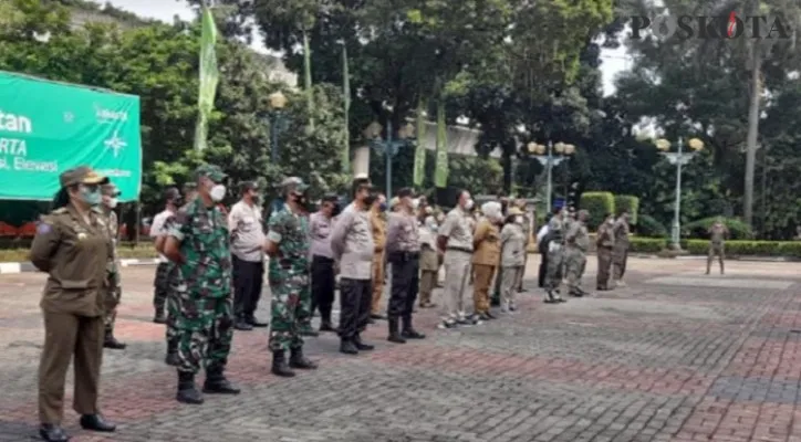 Jajaran Satpol PP DKI Jakarta bersama tim gabungan gelar apel sebelum menutup permanen griya pijat Hamilton Spa & Massage. (Foto : poskota/zendy)