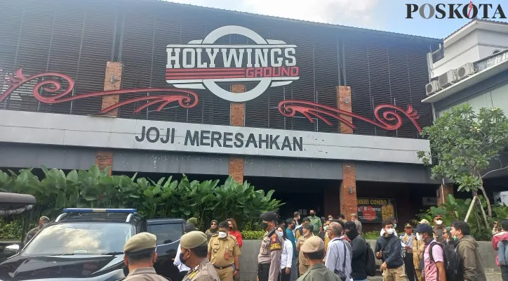 Penutupan Kafe Holywings Tanjung Duren, Grogol Petamburan, Jakarta Barat. (foto: poskota/pandi)