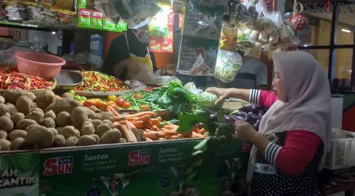 Aktifitas pedagang sayuran di Pasar Slipi, Jakarta Barat. (foto: poskota/pandi)