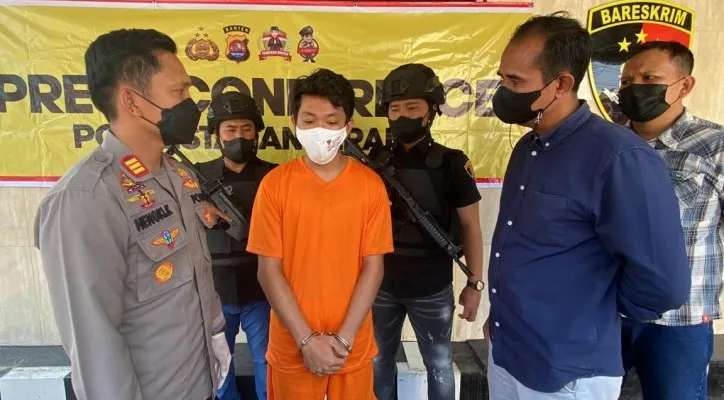 Polisi gadungan tampak loyo saat dihadapkan ke awak media di Mapolresta Tangerang. (foto: ist)