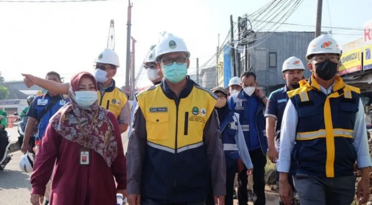 Foto : Wakil Wali Kota Depok Imam Budi Hartono (tengah) bersama Kepala DPUPR Kota Depok Citra Indah Yulianty (kiri) meninjau progres pembangunan underpass dan permasalahan banjir di Jalan Dewi Sartika Kecamatan Pancoran Mas, Depok.