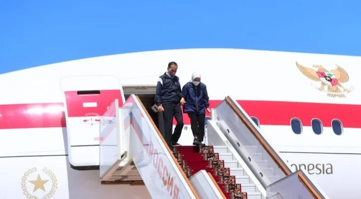 Presiden Joko Widodo saat tiba di Rusia. (biro pers)