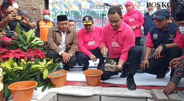 Gubernur DKI Jakarta Anies Baswedan meletakkan batu pertama sebagai simbol dimulainya revitalisasi permukiman Pasar Gembrong, Cipinang Besar Utara, Jatinegara, Jakarta Timur. (foto: poskota/ardhi)