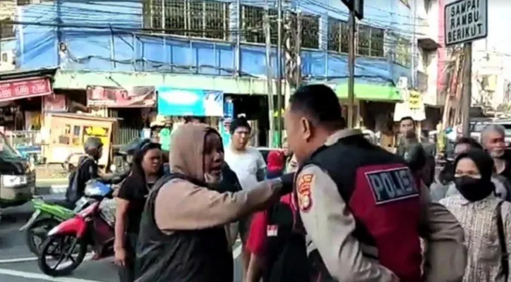 Mahasiswi berinisial HFR (23) yang menganiaya polisi lantaran tak terima ditegur kala melawan arus di bawah Fly Over Kampung Melayu Jakarta Timur.