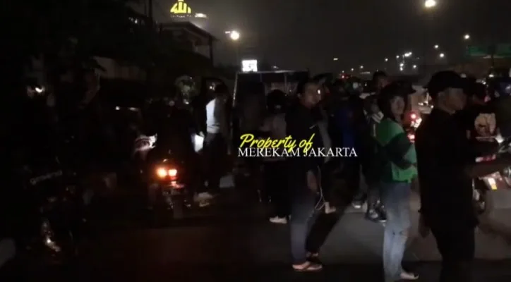 Puluhan orang menolong korban kecelakaan di Jalan Raya TB Simatupang, Jaksel. (foto: ist)