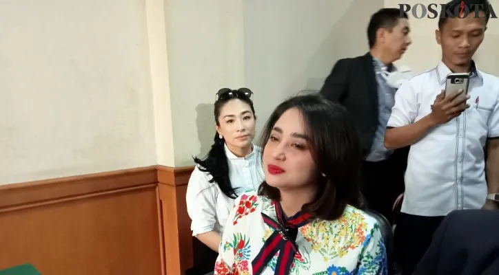 Dewi Perssik di Pengadilan Agama Jaksel. (cr08)