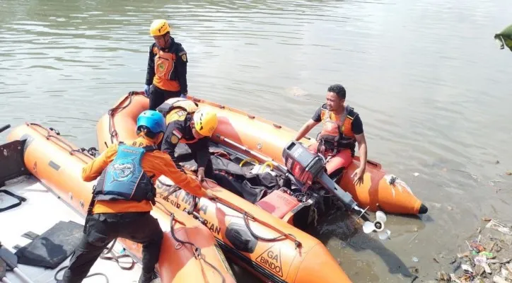 Tim SAR gabungan saat melakukan pencarian korban tenggelam di sungai Kalijodo, Jakarta Utara. (foto: ist)