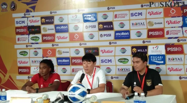 Ronaldo Kwateh (kiri) dan Shin Tae-yong (tengah) saat mengadiri jumpa pers usai laga Indonesia vs Brunei Darussalam (foto/yoga)