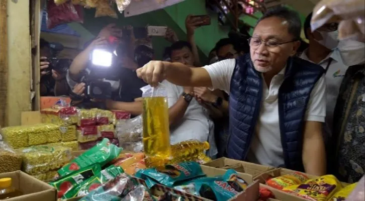 Mendag Zulkifli Hasan saat di  Pasar Ciracas. (Dok. Poskota)