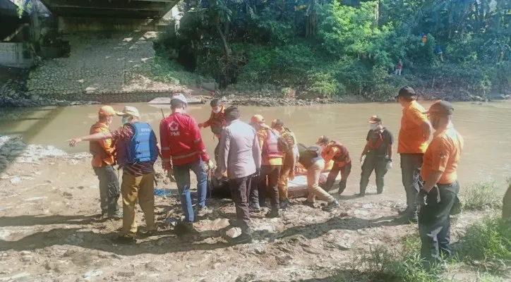 Petugas kepolisian dan tim BPBD Kota Bekasi saat evakuasi korban di kali Cipendawa Jatiasih. (ist)