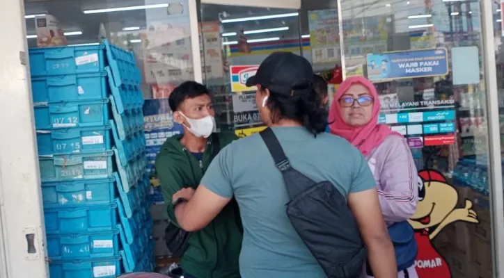 Mengaku sebagai petugas IT, seorang pria gondol UPS ATM Bank DKI di salah satu minimarket di kawasan Koja, Jakarta Utara. (foto: ist)