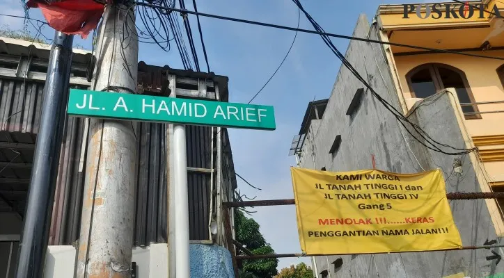 Plang nama Jalan A. Hamid Arief yang menggantikan nama Gang 5 Jalan Tanah Tinggi 1. (rika )