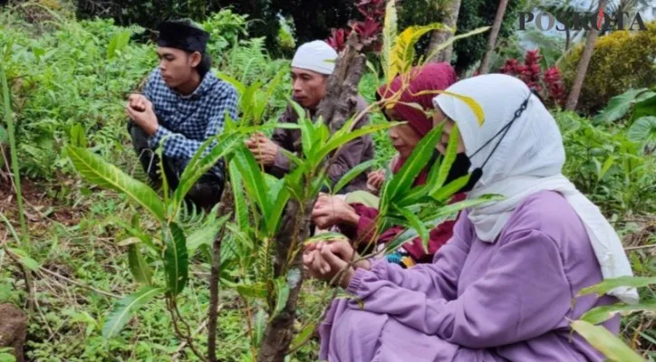 Untuk menjaga tradisi, sejumlah warga Pandeglang lakukan ziarah kubur usai sala Idul Adha. (foto: poskota/samsul fatoni)