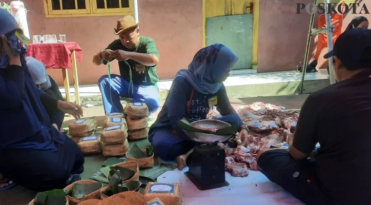 Efek makan kebanyakan daging kurban sangat mengerikan. (foto: poskota/aldi)