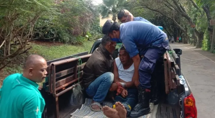 Kerap ngamuk dan lukai warga, pria ODGJ di Desa Sentul, Babakan Madang, Kabupaten Bogor dievakuasi petugas Damkar. (foto: ist)