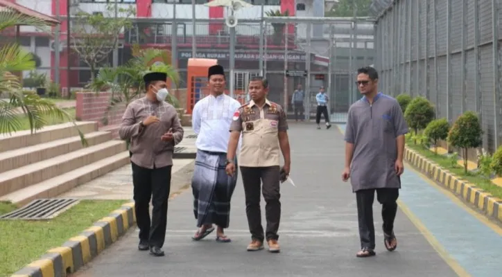 Kadivpas Kemenkunham Jawa Barat, M.Hilal saat meninjau sarana dan prasarana pembukaan kunjungan tatap muka di Rutan Kelas 1 Depok. (foto: ist)