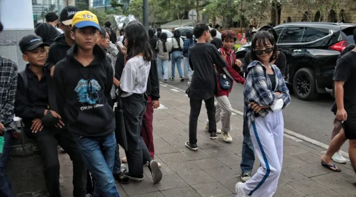 Kelompok remaja SCBD di Taman Stasiun MRT Dukuh Atas, Jakarta Pusat. (foto: poskota/ahmad tri hawaari)