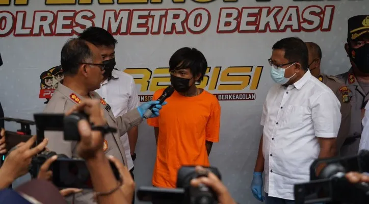 Berbaju tahanan, Kenji saat diringkus jajaran Polres Metro Bekasi. (ist)