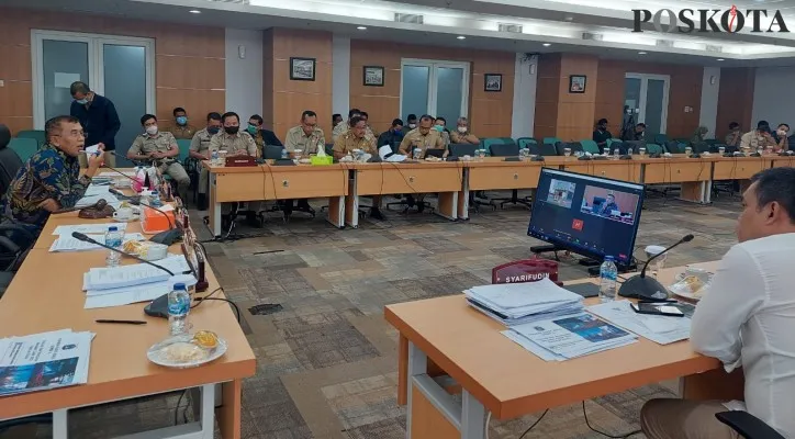 Suasana rapat kerja bersama Bupati Kepulauan Seribu di gedung DPRD DKI Jakarta. (foto: poskota/aldi)