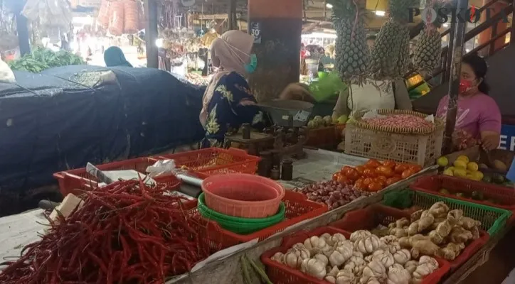 Pedagang sayuran di Pasar Tomang Barat, Grogol Petamburan, Jakarta Barat. (foto: poskota/pandi)