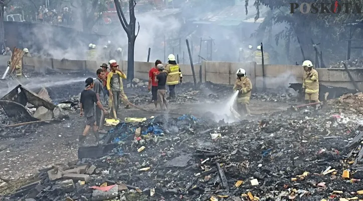 Gegara korsleting listrik, lapak barang rongsokan di  Kelurahan Jatinegara, Kecamatan Cakung, Jakarta Timur ludes terbakar. (foto: poskota/ardhi)