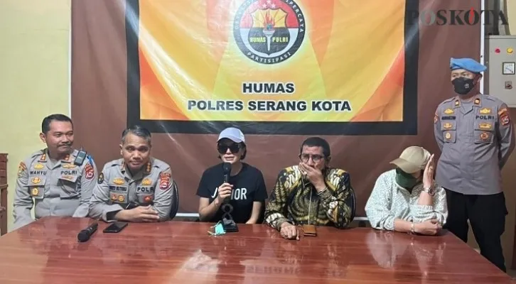 Nikita Mirzani saat memberikan keterangan pers di Mapolresta Serang Kota. (haryono)