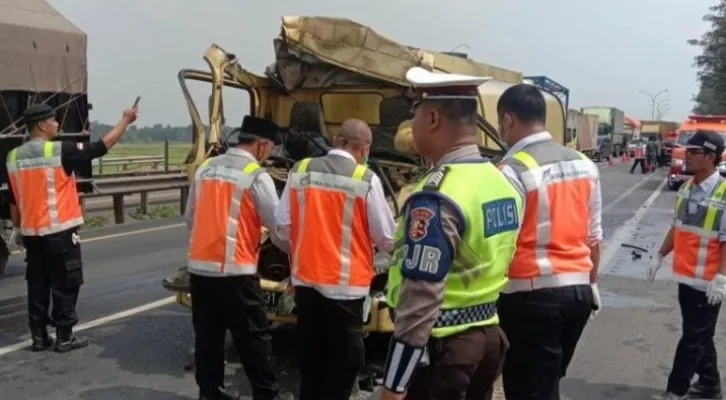 Petugas PJR Korlantas Induk Ciujung bersama petugas Astra Tol Merak tengah melakukan penanganan lakalantas di KM 58.300 Tol Merak Tangerang-Merak. (foto: ist)