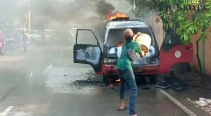 Angkot di Jalan Pangeran Tubagus Angke, Grogol Petamburan, Jakarta Barat terbakar. (foto: poskota/pandi)