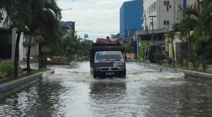 Mobil nekat menerjang banjir di Pelabuhan Muara Baru, Jakarta Utara. (foto: poskota/ivan)