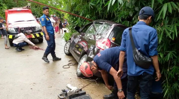 Proses evakuasi mobil Suzuki Ertiga yang terperosok ke jurang di Megamendung, Bogor. (foto: ist)