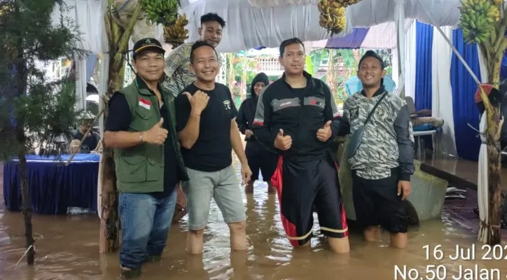 Salah satu warga yang tinggal di Jalan NIS, Cilandak Timur, Pasar Minggu, Jakarta Selatan terpaksa menggelar hajatan di tengah rendaman banjir. (foto: ist)