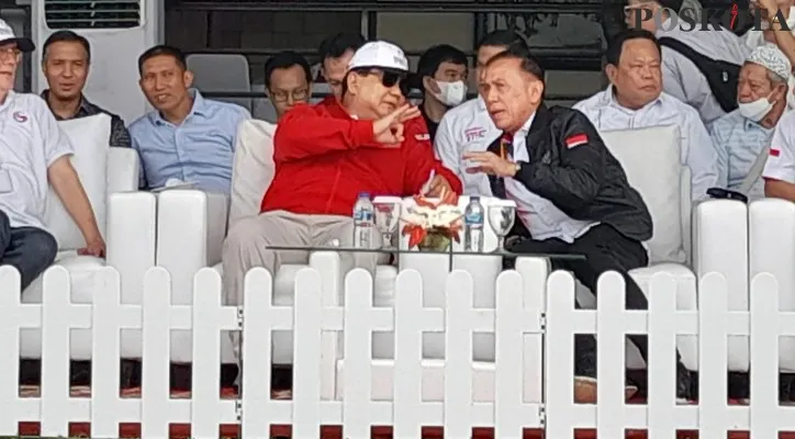 Prabowo Subianto Bersama Ketua Umum PSSI Mochamad Iriawan saat menghadiri pembukaan turnamen pertandingan Nusantara Open Prabowo Subianto Cup U-16. (foto: poskota/panca)