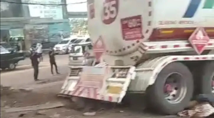 Mobil truk tangki Pertamina usai terlibat insiden laka lantas maut di Jalan Transyogi, Jatisampurna, Bekasi. (tangkapan layar video)