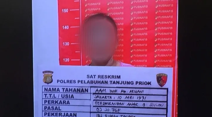 Tersangka penjualan bayi saat diamankan di Polres Pelabuhan Tanjung Priok. (foto: ist)