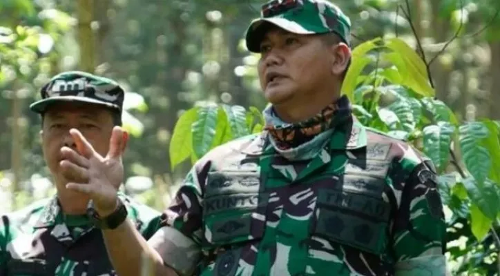 Pangdam III/SLw  Mayjen TNI Kunto Arief Wibowo mengunjungi Sektor 1 dan 23 Citarum Harum di DesaTarumajaya, Kecamatan Kertasari, Kabupaten Bandung, Kamis (21/7/2022).