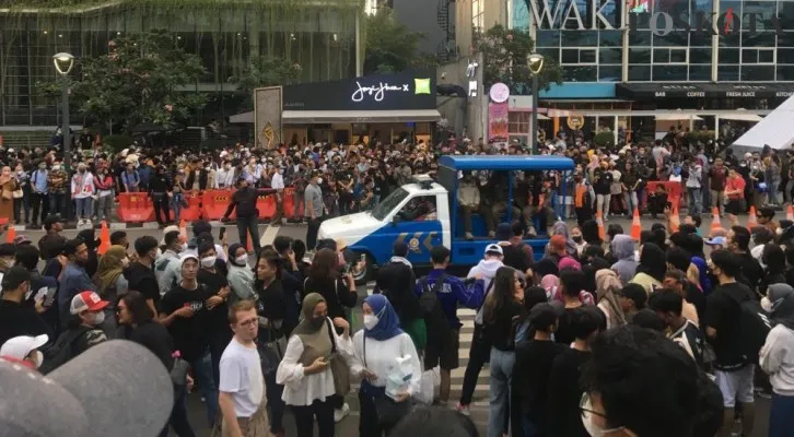 Warga banjiri fashion week di Dukuh Atas, Jakarta Pusat. (foto: poskota/rika)