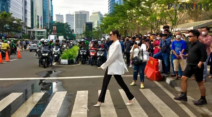 Citayam Fashion Week di kawasan Dukuh Atas, Jakarta Pusat. (foto: poskota/rika)