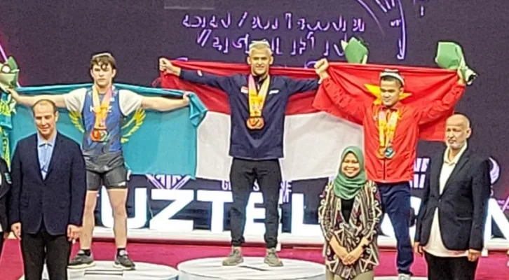 Lifter Indonesia Indonesia, Rizki Juniansyah (tengah) di Kejuaraan Angkat Besi, Asian Youth & Junior Championships 2022 (foto/PABSI)