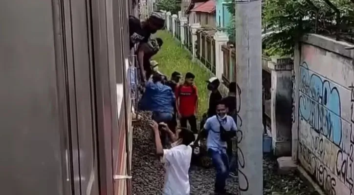 Penumpang KRL Citeras - Rangkasbitung yang terjebak dalam gerbong saat dievakuasi dari jendela kereta. (foto: ist)