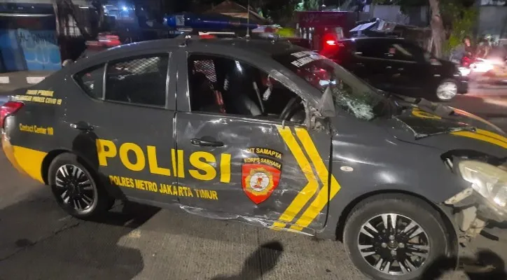 Mobil Patroli Polres Jakarta Timur rusak akibat dihantam 2 pemotor. (Ist)