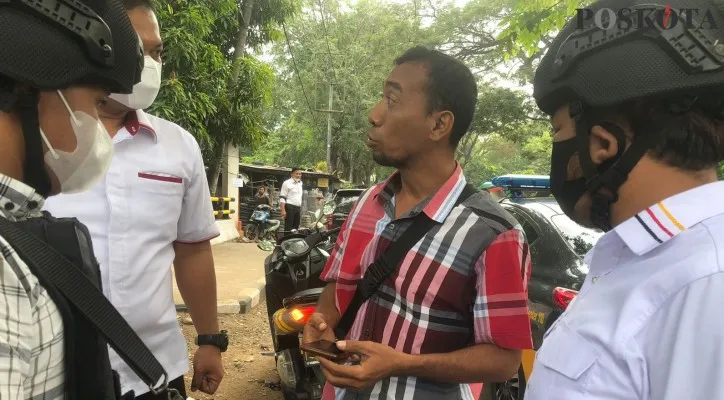 Jajaran Polsek Cengkareng saat menggelar razia mata elang. (foto: poskota/pandi)