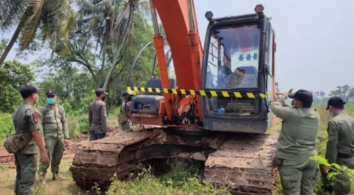 Satpol PP Kabupaten Tangerang saat menghentikan aktifitas galian tanah di Kemiri, Kabupaten Tangerang. (foto: ist)