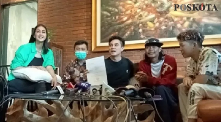 Jumpa pers Baim Wong, terkait pencabutan pengajuan CFW ke HAKI. Tampak Baim Wong, Paula Verhoeven, Bonge dan Willy Salim, di kantor Tiger Wong Entertainment. (Foto: Tresia) 