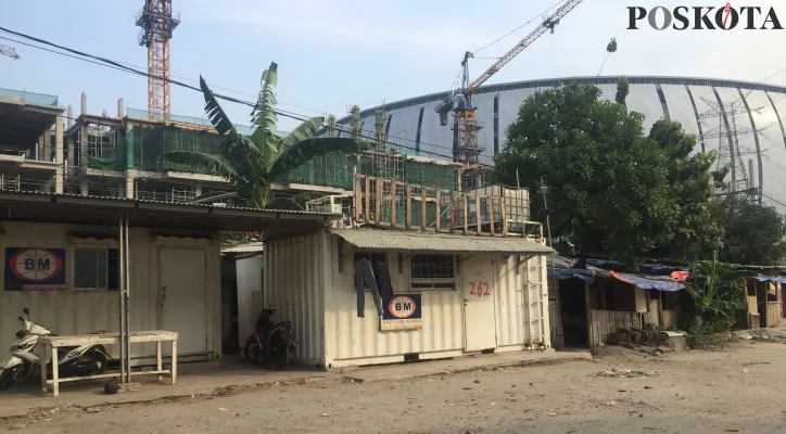 Konstruksi bangunan rusun Kampung Bayam di area barat JIS. (foto: poskota/ivan)